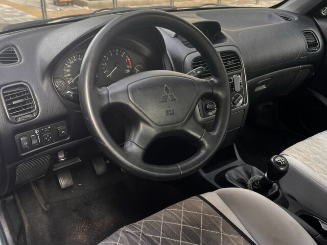 Зеленый Мицубиси Харизма, объемом двигателя 1.6 л и пробегом 211 тыс. км за 3200 $, фото 1 на Automoto.ua