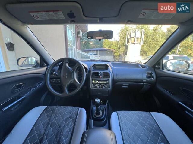 Зеленый Мицубиси Харизма, объемом двигателя 1.6 л и пробегом 193 тыс. км за 3456 $, фото 6 на Automoto.ua