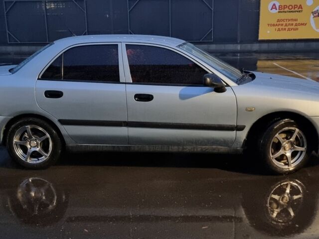 Зеленый Мицубиси Харизма, объемом двигателя 1.6 л и пробегом 220 тыс. км за 3200 $, фото 2 на Automoto.ua