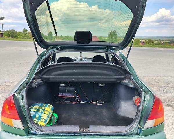 Зеленый Мицубиси Харизма, объемом двигателя 1.6 л и пробегом 399 тыс. км за 2300 $, фото 3 на Automoto.ua