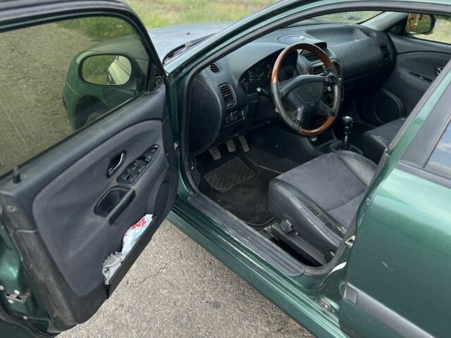 Зелений Міцубісі Харизма, об'ємом двигуна 1.9 л та пробігом 300 тис. км за 1429 $, фото 6 на Automoto.ua