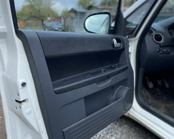 Белый Мицубиси Кольт, объемом двигателя 1.12 л и пробегом 205 тыс. км за 3500 $, фото 10 на Automoto.ua