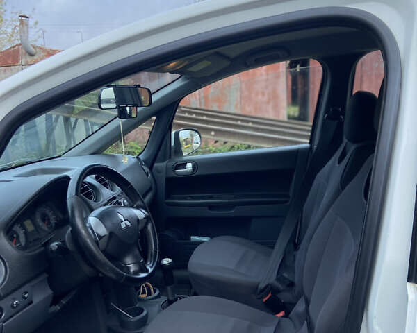 Белый Мицубиси Кольт, объемом двигателя 1.12 л и пробегом 205 тыс. км за 3500 $, фото 7 на Automoto.ua