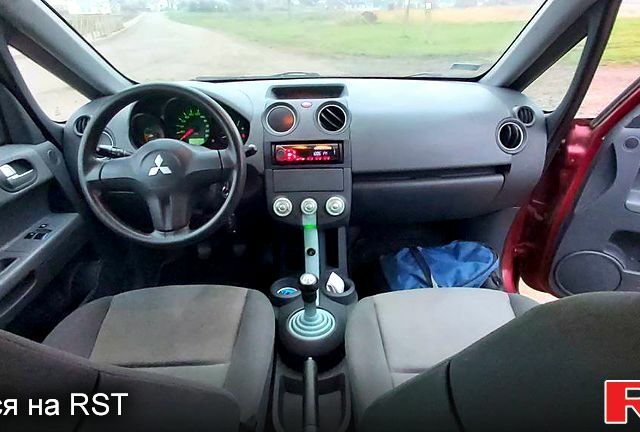 Красный Мицубиси Кольт, объемом двигателя 1.5 л и пробегом 240 тыс. км за 1600 $, фото 4 на Automoto.ua