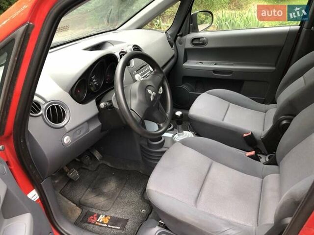 Червоний Міцубісі Кольт, об'ємом двигуна 1.12 л та пробігом 210 тис. км за 3300 $, фото 5 на Automoto.ua