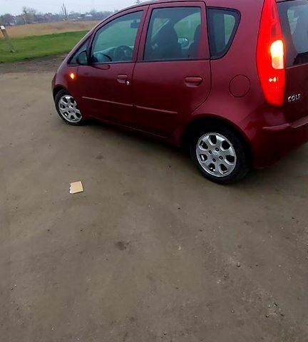 Красный Мицубиси Кольт, объемом двигателя 1.5 л и пробегом 240 тыс. км за 1600 $, фото 2 на Automoto.ua