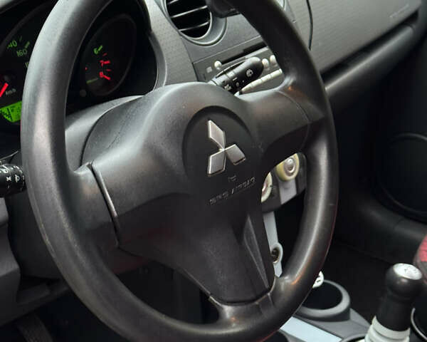 Красный Мицубиси Кольт, объемом двигателя 1.33 л и пробегом 167 тыс. км за 3900 $, фото 5 на Automoto.ua