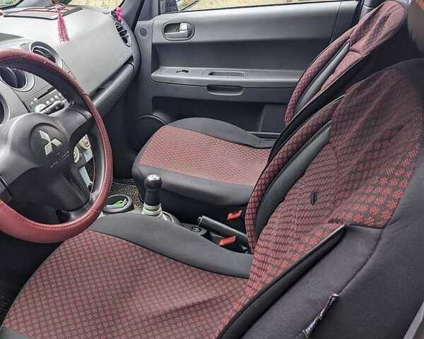 Красный Мицубиси Кольт, объемом двигателя 1.3 л и пробегом 182 тыс. км за 5000 $, фото 3 на Automoto.ua