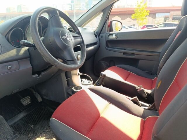 Красный Мицубиси Кольт, объемом двигателя 1.3 л и пробегом 224 тыс. км за 3300 $, фото 4 на Automoto.ua