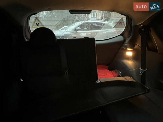 Красный Мицубиси Кольт, объемом двигателя 1.33 л и пробегом 180 тыс. км за 3700 $, фото 5 на Automoto.ua