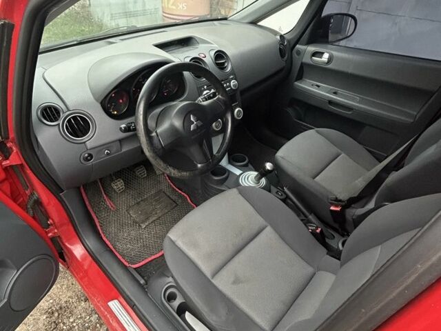 Красный Мицубиси Кольт, объемом двигателя 1.3 л и пробегом 134 тыс. км за 3380 $, фото 4 на Automoto.ua