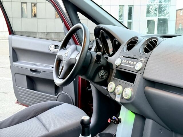 Червоний Міцубісі Кольт, об'ємом двигуна 1.3 л та пробігом 127 тис. км за 4999 $, фото 16 на Automoto.ua