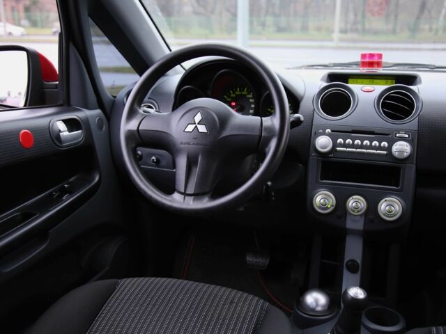 Червоний Міцубісі Кольт, об'ємом двигуна 1.3 л та пробігом 20 тис. км за 7400 $, фото 10 на Automoto.ua