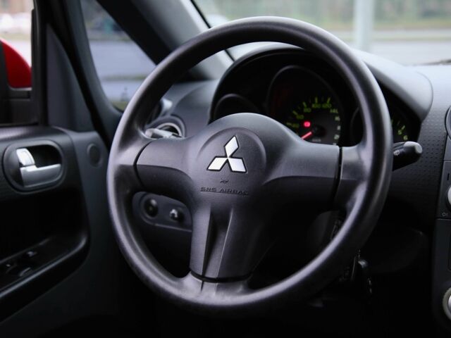 Червоний Міцубісі Кольт, об'ємом двигуна 1.3 л та пробігом 20 тис. км за 7400 $, фото 9 на Automoto.ua