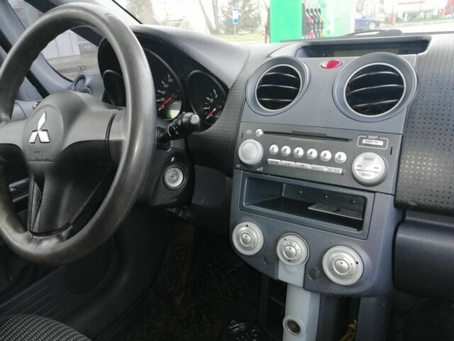 Красный Мицубиси Кольт, объемом двигателя 1.3 л и пробегом 202 тыс. км за 4800 $, фото 1 на Automoto.ua