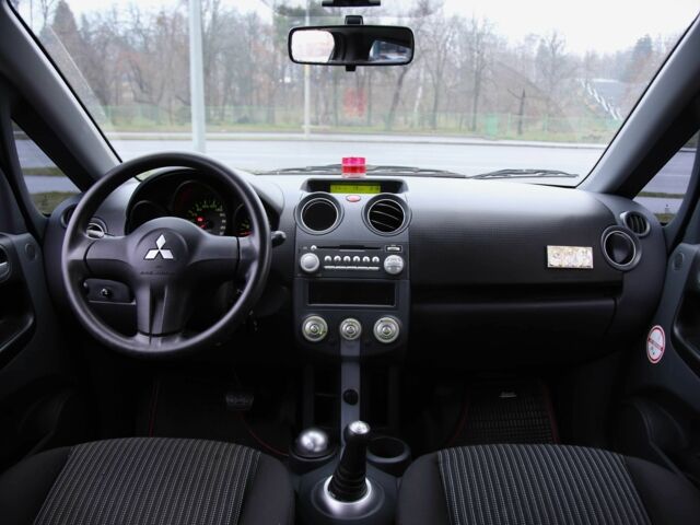 Червоний Міцубісі Кольт, об'ємом двигуна 1.3 л та пробігом 20 тис. км за 7400 $, фото 11 на Automoto.ua