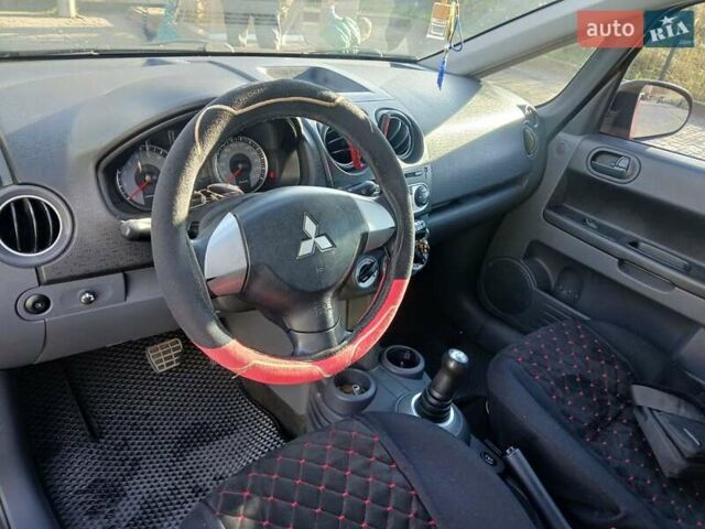 Красный Мицубиси Кольт, объемом двигателя 1.33 л и пробегом 133 тыс. км за 4500 $, фото 2 на Automoto.ua