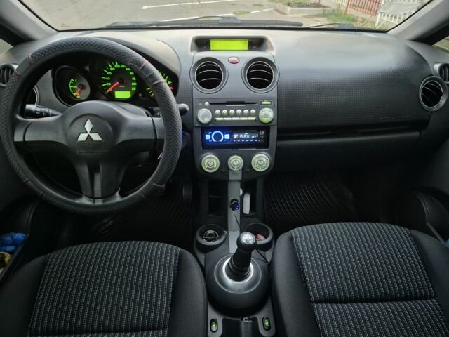 Красный Мицубиси Кольт, объемом двигателя 1.3 л и пробегом 143 тыс. км за 4850 $, фото 5 на Automoto.ua