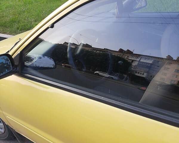 Желтый Мицубиси Кольт, объемом двигателя 1.3 л и пробегом 80 тыс. км за 1600 $, фото 3 на Automoto.ua