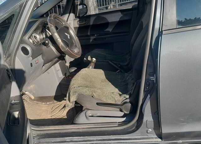 Серый Мицубиси Кольт, объемом двигателя 1.3 л и пробегом 110 тыс. км за 4200 $, фото 6 на Automoto.ua