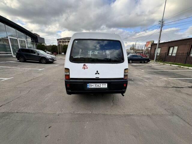 Белый Мицубиси Делика, объемом двигателя 2.5 л и пробегом 350 тыс. км за 2999 $, фото 5 на Automoto.ua