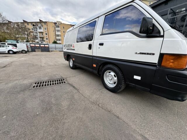 Белый Мицубиси Делика, объемом двигателя 2.5 л и пробегом 350 тыс. км за 2999 $, фото 9 на Automoto.ua