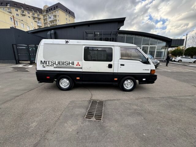 Белый Мицубиси Делика, объемом двигателя 2.5 л и пробегом 350 тыс. км за 2999 $, фото 8 на Automoto.ua