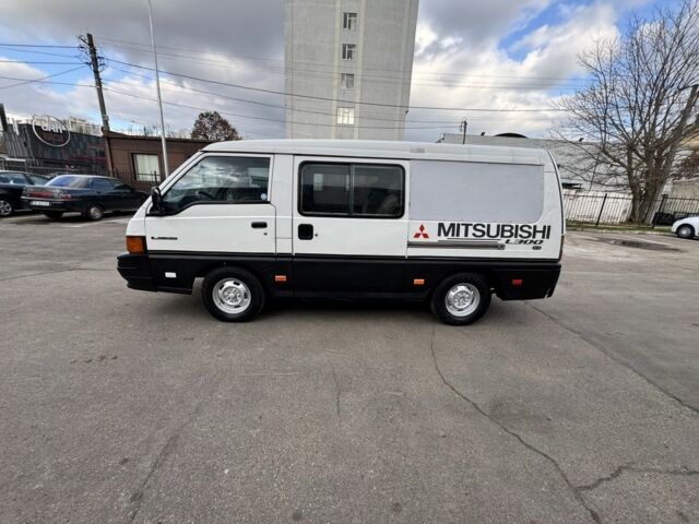 Белый Мицубиси Делика, объемом двигателя 2.5 л и пробегом 350 тыс. км за 2999 $, фото 2 на Automoto.ua