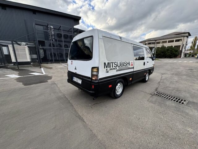 Белый Мицубиси Делика, объемом двигателя 2.5 л и пробегом 350 тыс. км за 2999 $, фото 7 на Automoto.ua