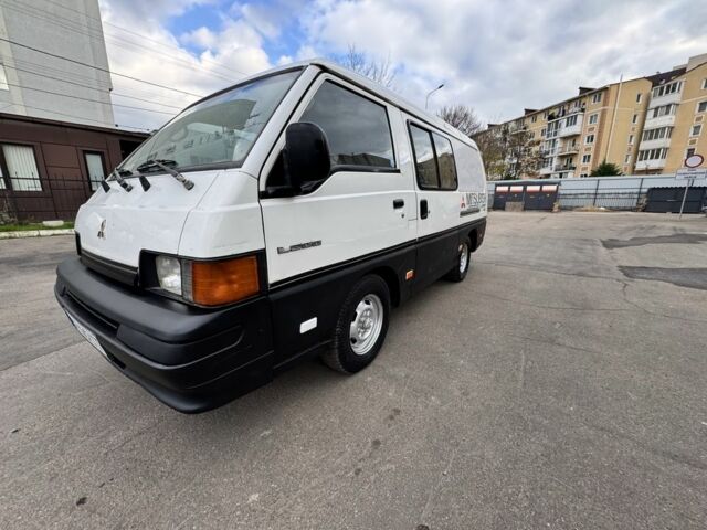 Белый Мицубиси Делика, объемом двигателя 2.5 л и пробегом 350 тыс. км за 2999 $, фото 12 на Automoto.ua