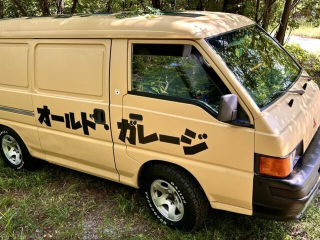 Бежевий Міцубісі Деліка, об'ємом двигуна 2.5 л та пробігом 415 тис. км за 4200 $, фото 2 на Automoto.ua