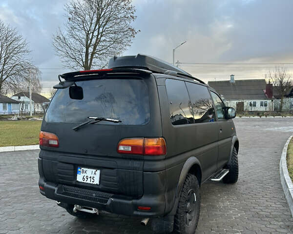 Черный Мицубиси Делика, объемом двигателя 3 л и пробегом 184 тыс. км за 18700 $, фото 6 на Automoto.ua