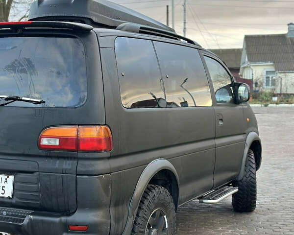 Черный Мицубиси Делика, объемом двигателя 3 л и пробегом 184 тыс. км за 18700 $, фото 5 на Automoto.ua