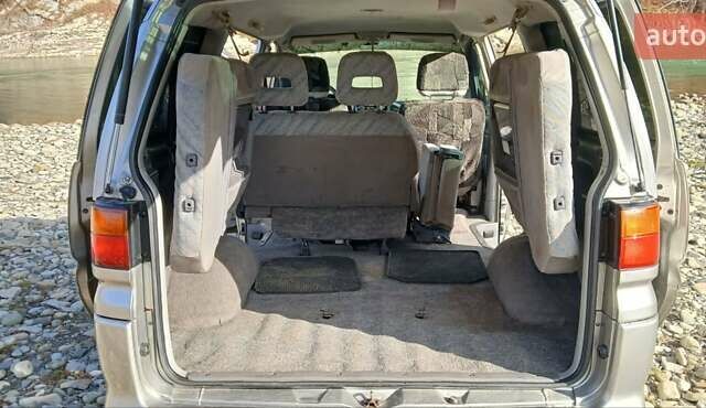 Серый Мицубиси Делика, объемом двигателя 2.5 л и пробегом 347 тыс. км за 9000 $, фото 12 на Automoto.ua