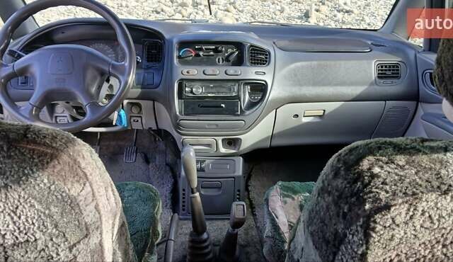 Серый Мицубиси Делика, объемом двигателя 2.5 л и пробегом 347 тыс. км за 9000 $, фото 9 на Automoto.ua