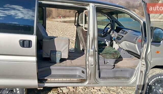 Серый Мицубиси Делика, объемом двигателя 2.5 л и пробегом 347 тыс. км за 9000 $, фото 6 на Automoto.ua