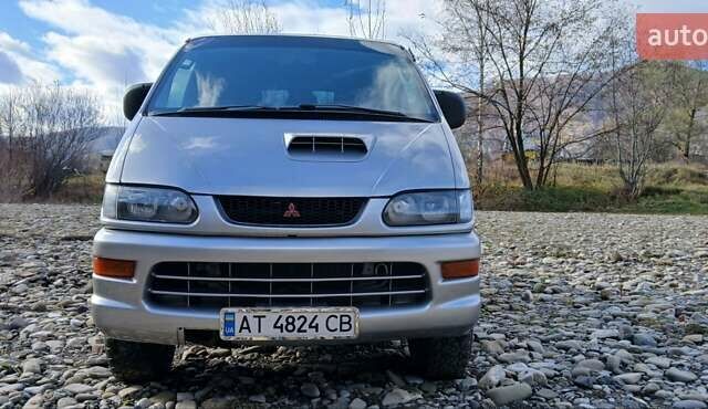 Серый Мицубиси Делика, объемом двигателя 2.5 л и пробегом 347 тыс. км за 9000 $, фото 4 на Automoto.ua
