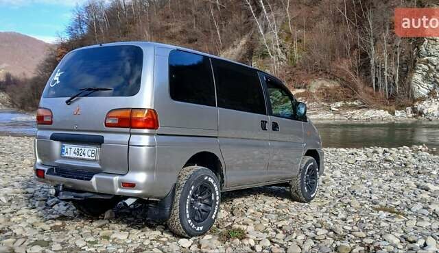 Серый Мицубиси Делика, объемом двигателя 2.5 л и пробегом 347 тыс. км за 9000 $, фото 1 на Automoto.ua