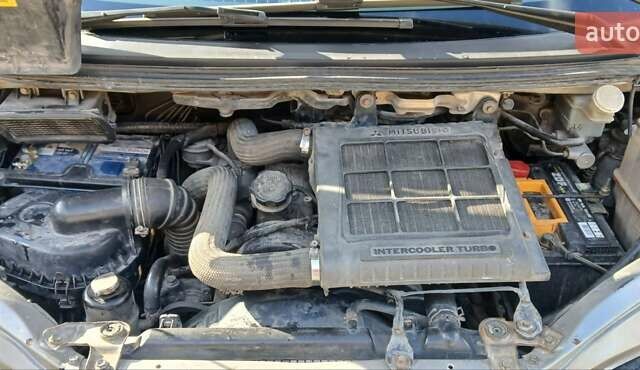 Серый Мицубиси Делика, объемом двигателя 2.5 л и пробегом 347 тыс. км за 9000 $, фото 5 на Automoto.ua