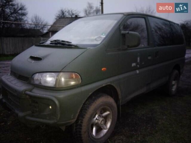 Серый Мицубиси Делика, объемом двигателя 2.8 л и пробегом 175 тыс. км за 5000 $, фото 2 на Automoto.ua