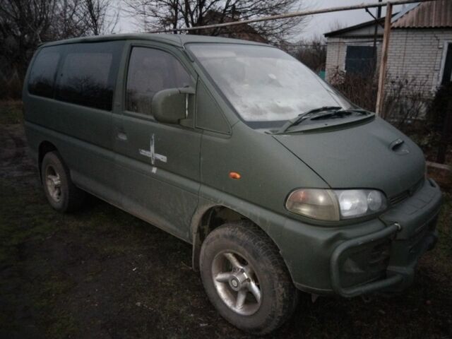 Серый Мицубиси Делика, объемом двигателя 3 л и пробегом 175 тыс. км за 5197 $, фото 2 на Automoto.ua