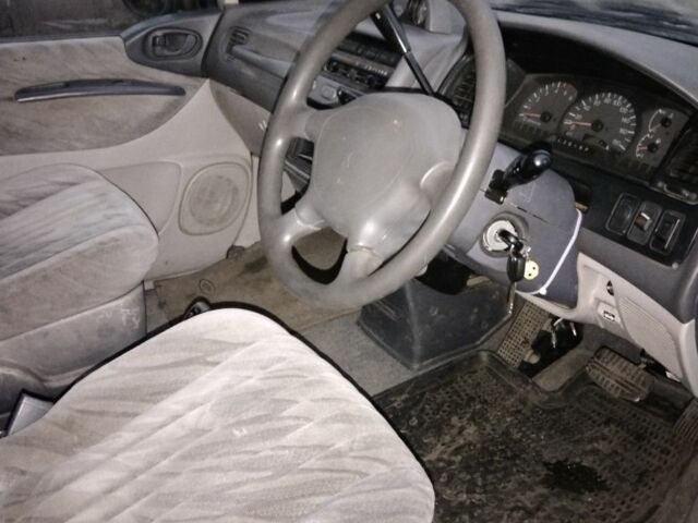 Серый Мицубиси Делика, объемом двигателя 3 л и пробегом 175 тыс. км за 5197 $, фото 3 на Automoto.ua