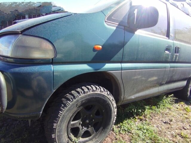 Зеленый Мицубиси Делика, объемом двигателя 0 л и пробегом 300 тыс. км за 8000 $, фото 2 на Automoto.ua