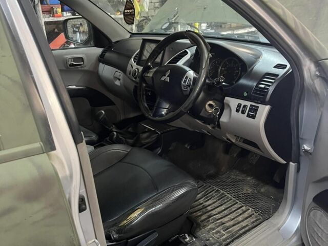 Серый Мицубиси Другая, объемом двигателя 2.5 л и пробегом 210 тыс. км за 5060 $, фото 2 на Automoto.ua