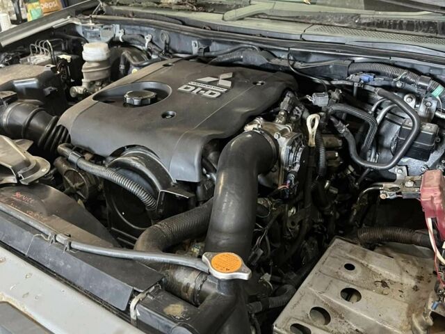 Серый Мицубиси Другая, объемом двигателя 2.5 л и пробегом 210 тыс. км за 5060 $, фото 5 на Automoto.ua