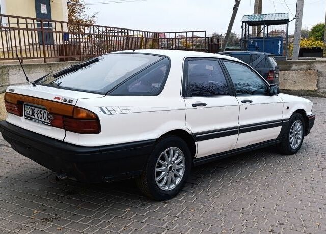 Белый Мицубиси Галант, объемом двигателя 2 л и пробегом 400 тыс. км за 1500 $, фото 2 на Automoto.ua