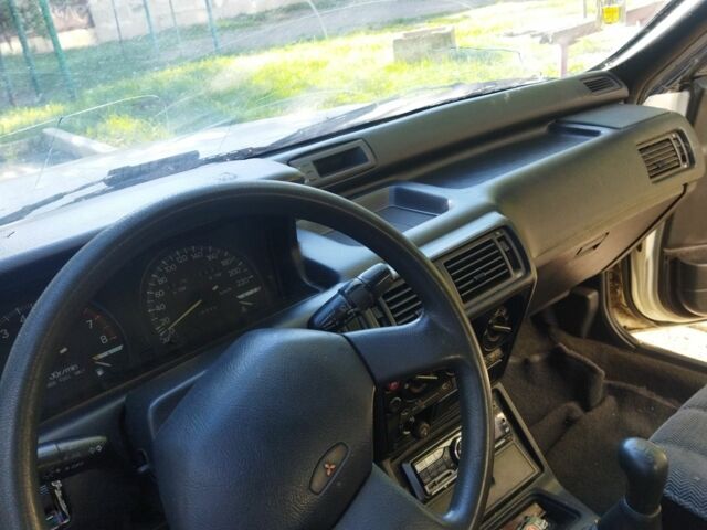 Белый Мицубиси Галант, объемом двигателя 2 л и пробегом 273 тыс. км за 650 $, фото 4 на Automoto.ua