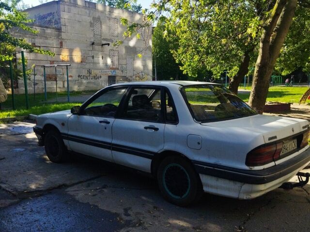 Белый Мицубиси Галант, объемом двигателя 2 л и пробегом 273 тыс. км за 650 $, фото 1 на Automoto.ua