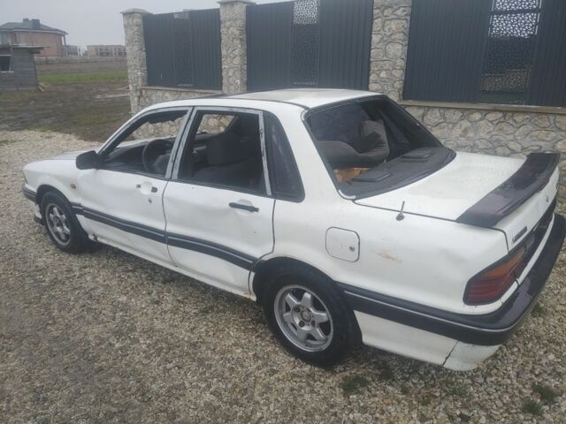 Белый Мицубиси Галант, объемом двигателя 0 л и пробегом 111 тыс. км за 600 $, фото 1 на Automoto.ua