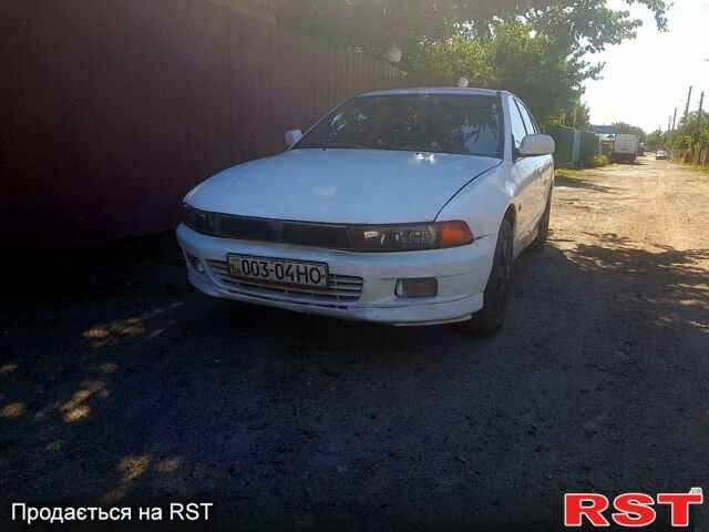 Белый Мицубиси Галант, объемом двигателя 2 л и пробегом 200 тыс. км за 1750 $, фото 2 на Automoto.ua